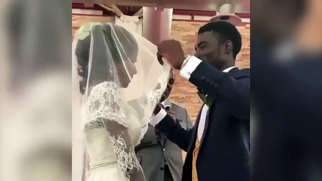 Un homme saute de joie quand il découvre le visage de sa femme !