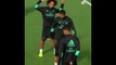 Ronaldo tranh thủ khoe thân khi bị sút bóng trúng người