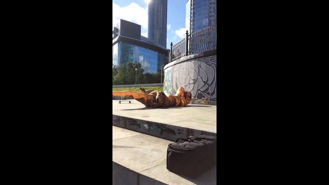Ce Dinosaure T-Rex se vautre en Skateboard... Kickflip !