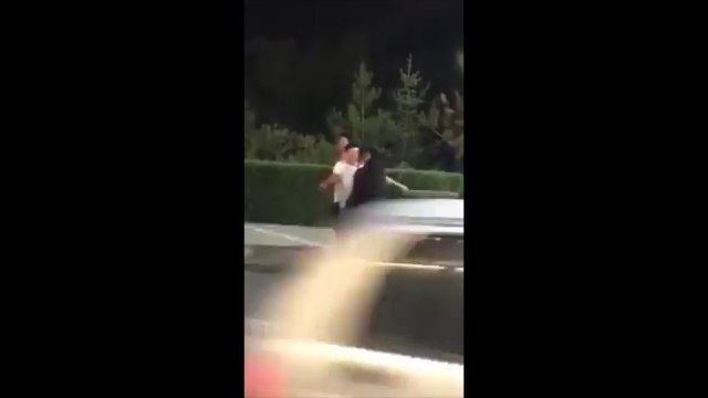 Elle sépare une bagarre.. et se prend un pack de bières dans la tête !! KO direct !