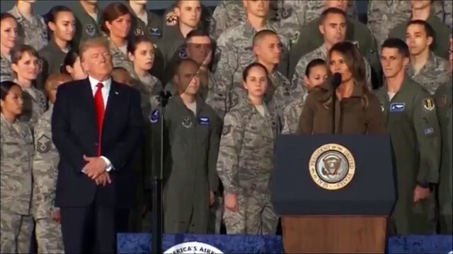 Quand Donald Trump vient serrer la main de sa femme Melania ! Malaise...