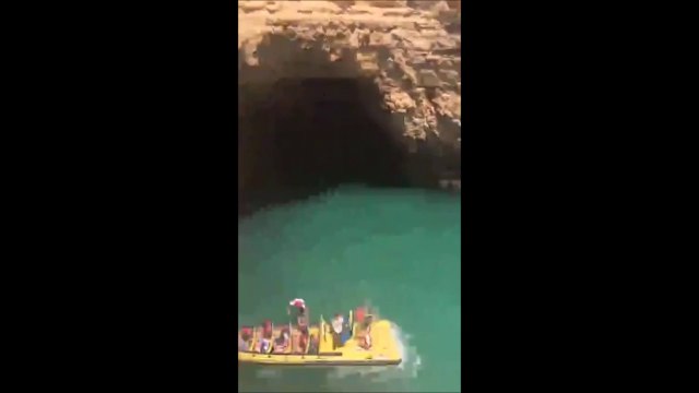 Il plonge d'une falaise et tombe sur un bateau ! Fail douloureux