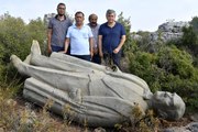 Büyük Saygısızlık! 2 Metrelik Atatürk Heykelini Çalılık Alana Attılar