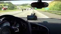 Course sur une autoroute (conduite irresponsable) entre une Audi R8 et deux motos