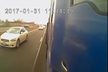 Descargar video: Un automobiliste se fait coincé entre deux camions !