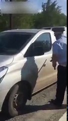 Un policier qui n'a pas pu briser la fenêtre d'une voiture !