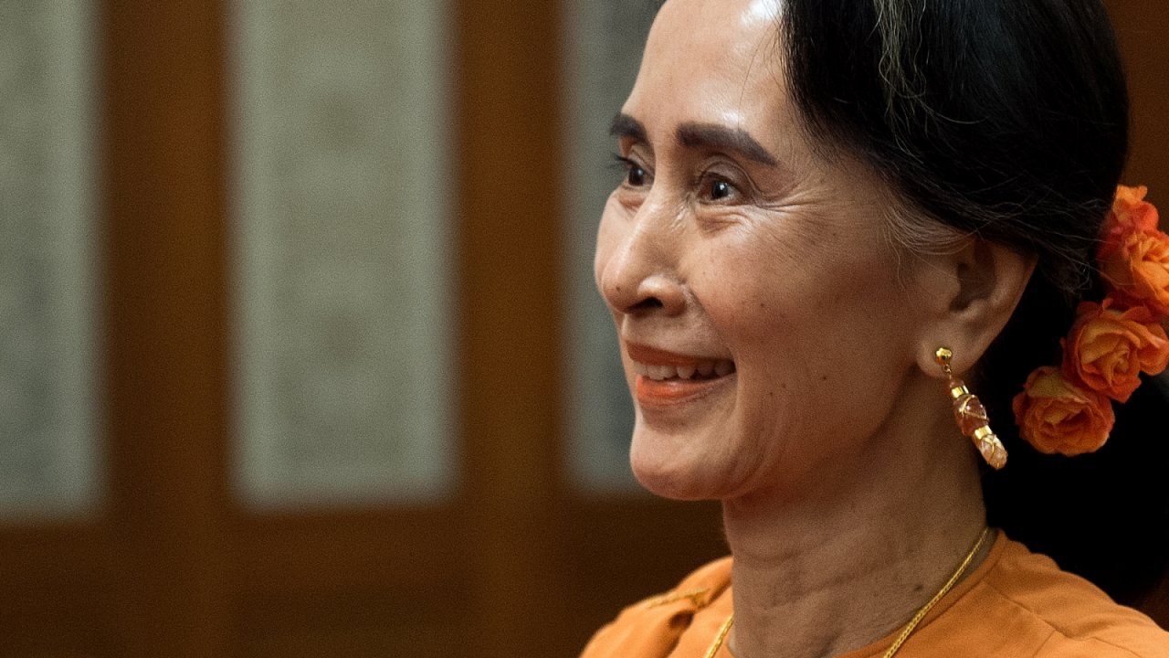 Why are people signing a petition calling for Aung San Suu's Kyi's Nobel Peace Prize to be revoked?