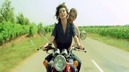 Un filmato - Edwige Fenech's fun bike ride