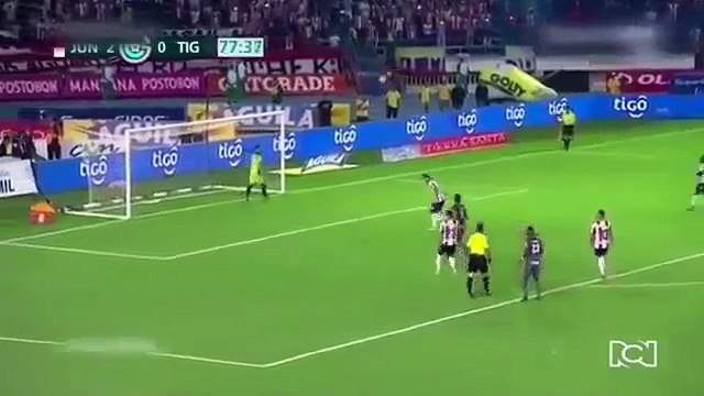 Teo Gutiérrez marcou um dos piores penáltis de que há memória