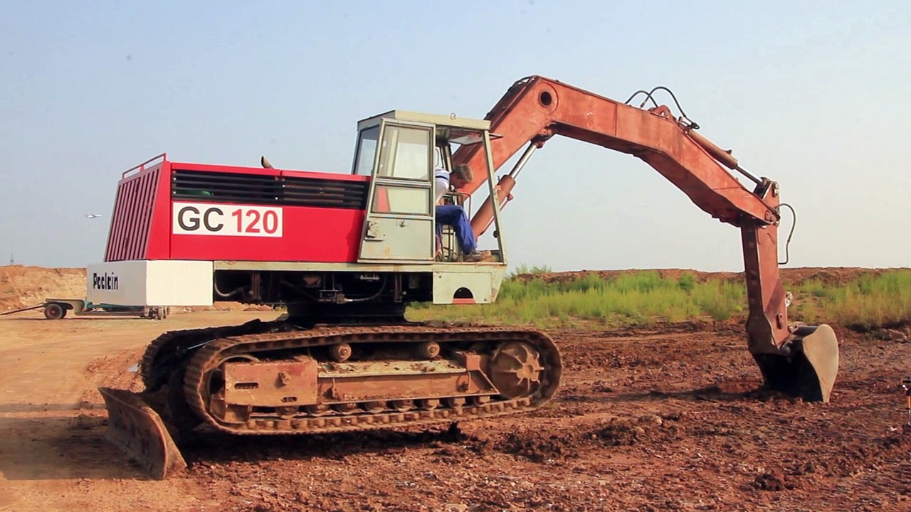 Poclain GC120beim Reinigen des Laufwerks