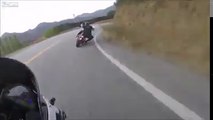 Ce biker en Harley-Davidson prend tout les risques pour distancer un motard en Kawasaki