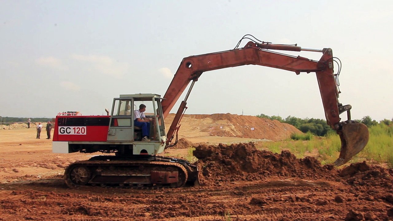 Poclain GC120 beim Planieren