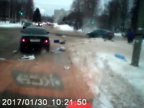 Une ambulance grille un feu en pleine intervention se fait percuter au carrefour. Dramatique