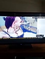Elle se coince un python dans l'oreille ! Incroyable...