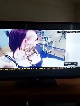 Elle se coince un python dans l'oreille ! Incroyable...