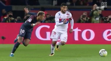 PSG-Lyon : Neymar donne volontairement un coup de pied à Nabil Fekir (17 septembre 2017)