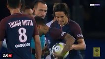 Alves stopping Cavani getting the ball