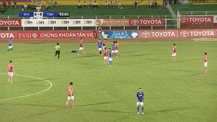 Pha kung fu của tuyển thủ U20 khiến Mạc Hồng Quân nằm sân