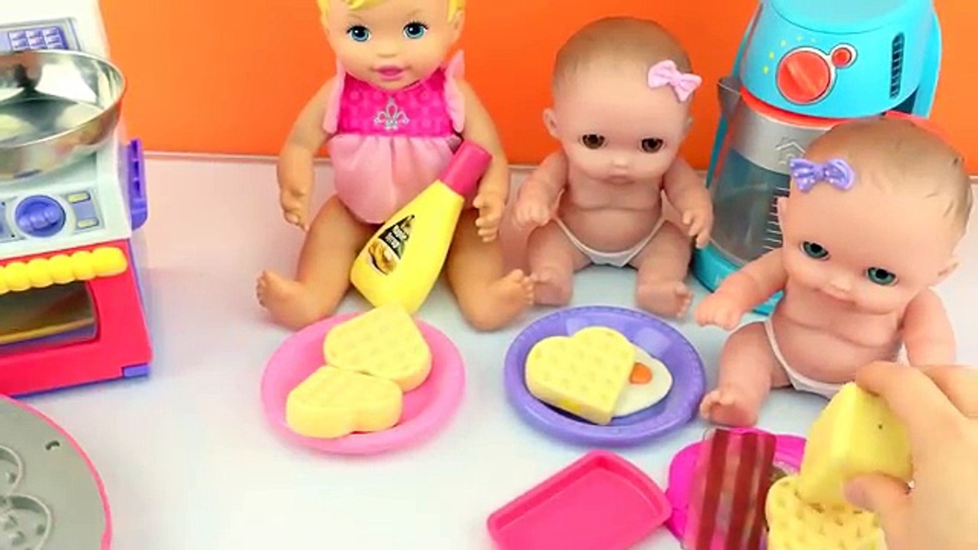 ⁣Baby Dolls Twin Babies Lil Cutesies Doll Eating Play Doh Food Cooked for Breakfast Toy Videos