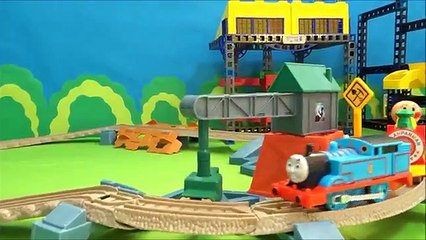 機関車トーマスとアンパンマンとバイキンマンが失われた王冠のレールセットを走ってるよぉ～♪Anpanman♪ゆうぴょん♪♪694