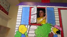 Charlie Brown CARDBOARD PLAYHOUSE for Kids With Snoopy & Woodstock from The Peanuts Movie