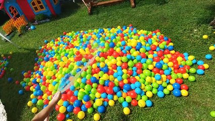 BAHÇEDE BİNLERCE TOP VE SU SAVAŞI , çok acaip eğlendik, eğlenceli çocuk videosu
