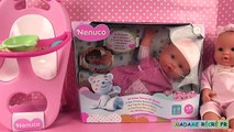 Poupon Nenuco mange et fait des bisous à Corolle Mon Classique et Chaise Haute