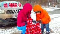 Contre et de araignée super homme pyramide machine écrasée Coca Cola Pepsi expérience coca cola