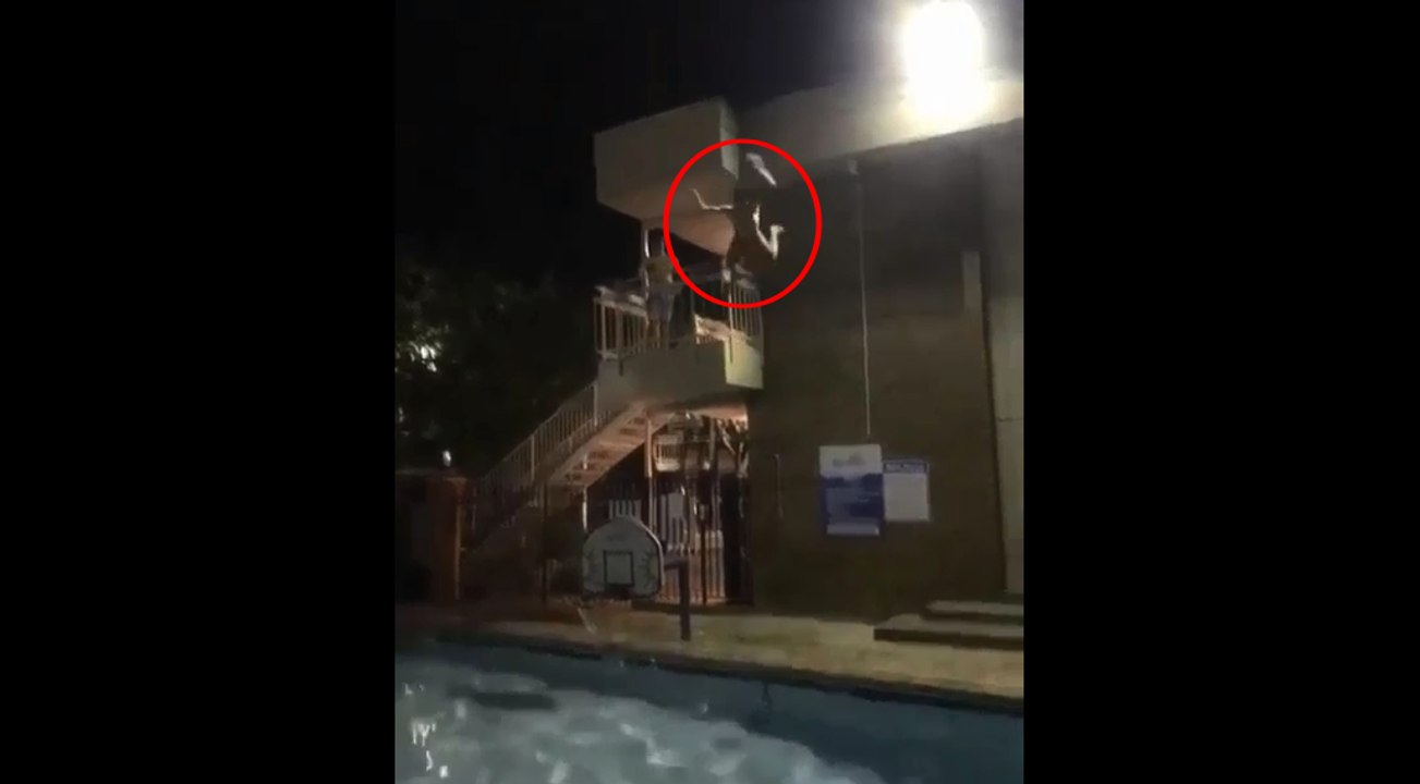 Il saute et atterrit à coté de la piscine.