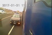 Ce conducteur se retrouve coincé entre deux camions sur une autoroute... Douloureux!