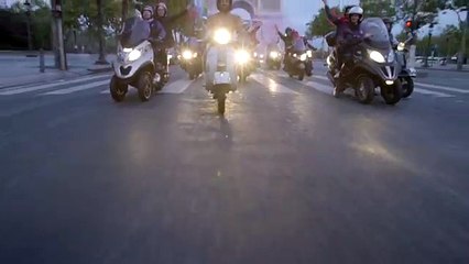 Download Video: Un fan du PSG roule nu en scooter sur les Champs-Elysées après un pari