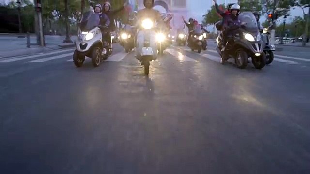 Un fan du PSG roule nu en scooter sur les Champs-Elysées après un pari