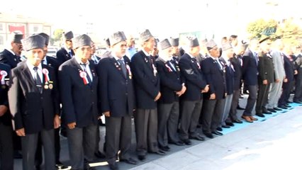 Vali Güvençer'den Azerbaycanlı Gazi Çocuğuna İçten Sarılış