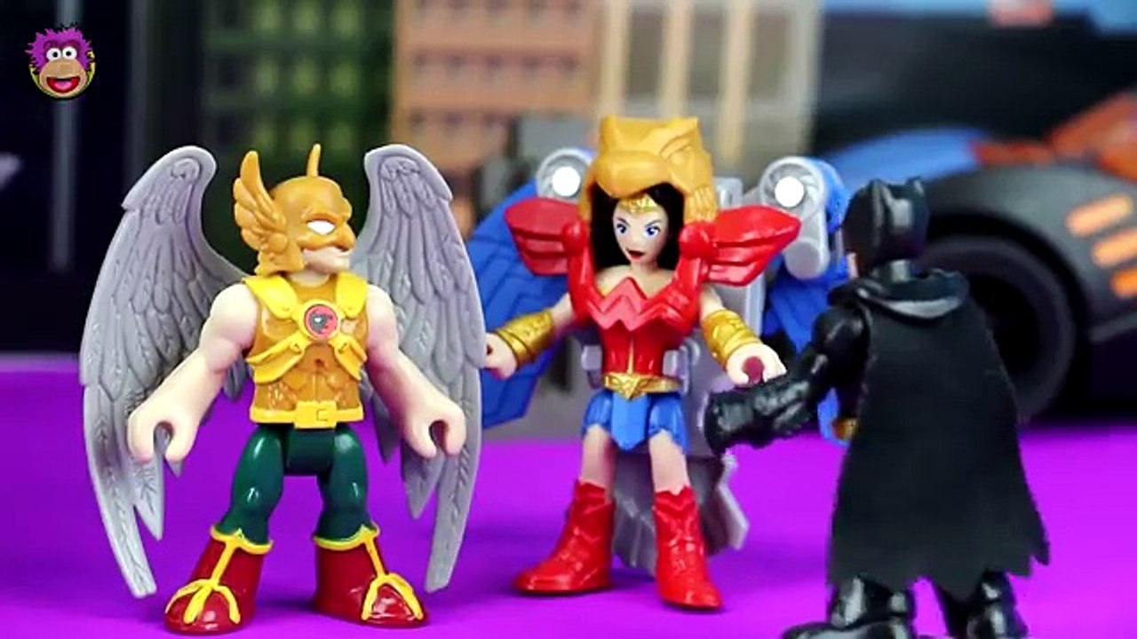 Imaginext Wonder Woman battles Imaginext Hawkman using Wonder Woman flight suit @ OzToyReviews