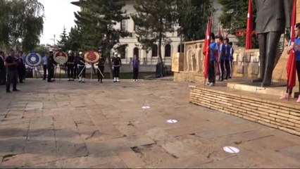 Sivas Gaziler Gününde Şehitlere Karanfil