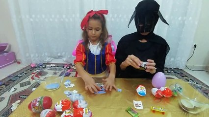 Batman ve Pamuk prenses onlarca balon patlatıyor ve sürprizler açıyor, eğlenceli çouk videosu