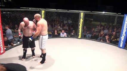 Un combattant MMA est victime d'une diarrhée explosive sur le ring