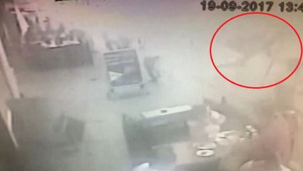 Fatih'te Aracın Çarptığı Direk Kadının Üzerine Devrildi