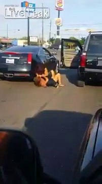 2 femmes causent un embouteillage.. en se tapant sur la route !