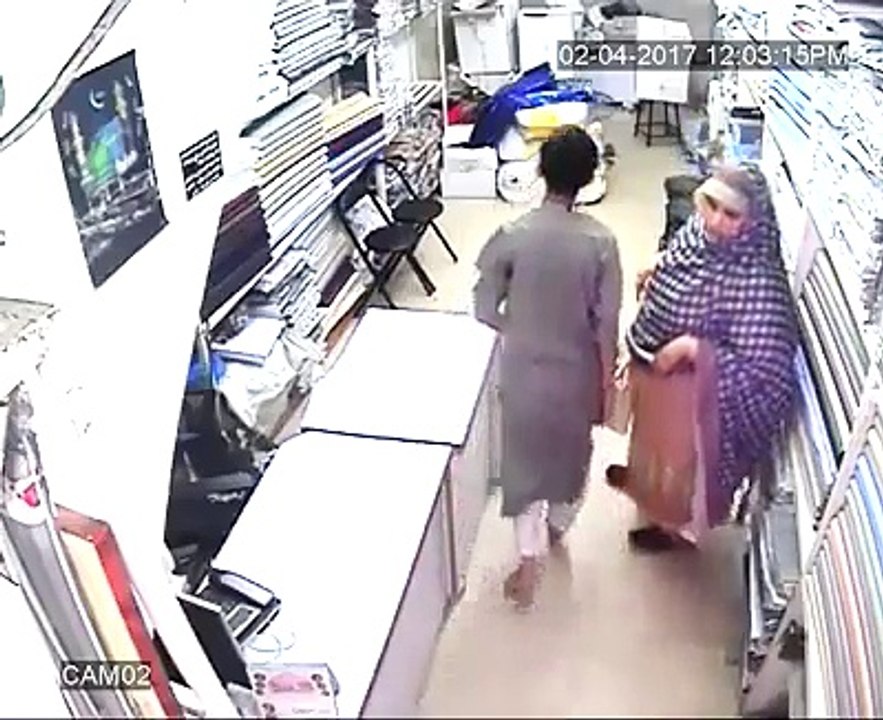 دیکھیں ان دو عورتوں نے چھوٹے لڑکے کے ساتھ کیسی شرمناک حرکت کر ڈالی۔ ایسی عورتوں سے ہوشیار رہیں