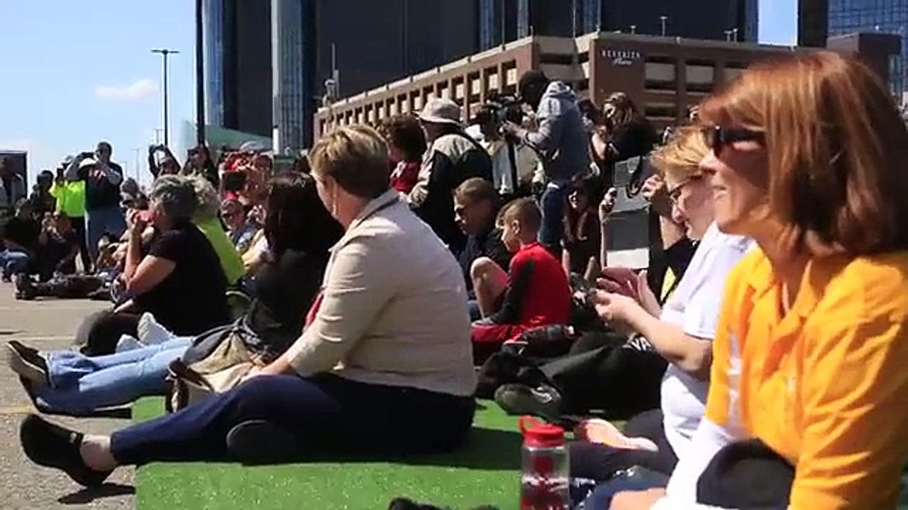 Un Marine fait une incroyable reprise de Lose Yourself d'Eminem accompagné par un orchestre