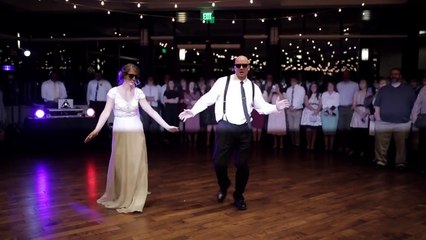 Un père et sa fille réalisent une chorégraphie incroyable lors d'un mariage