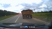 Une voiture double un tracteur et finit dans la voiture d'en face.