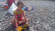 Plajda deniz kabuğu arıyoruz, Elif moanayı kaybetti, eğlenceli çocuk videosu