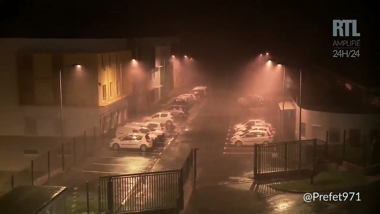 VIDÉO - Les images impressionnantes de l'ouragan Maria en Guadeloupe