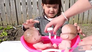 Bébé bain poupée poupées amusement amusement jouer faire semblant temps équipe jouets vidéo Compilation |