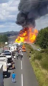 Camión que transportaba bombonas de gas explota en autopista