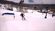 ¡Increíble! Hombre esquiando choca la mano de su amigo en telesilla