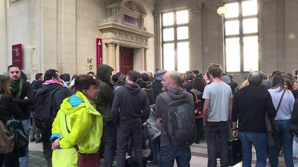 Voiture de police incendiée: pagaille à de l'ouverture du procès