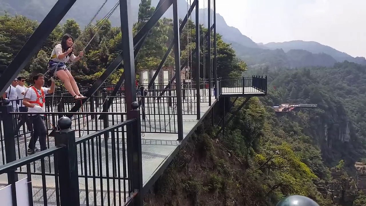 Il ne vaut pas avoir le vertige pour monter sur cette balançoire